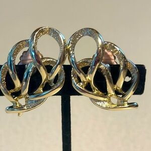 Vintage Sarah Coventry Pat.Pending gold tone clip on earrings (727)